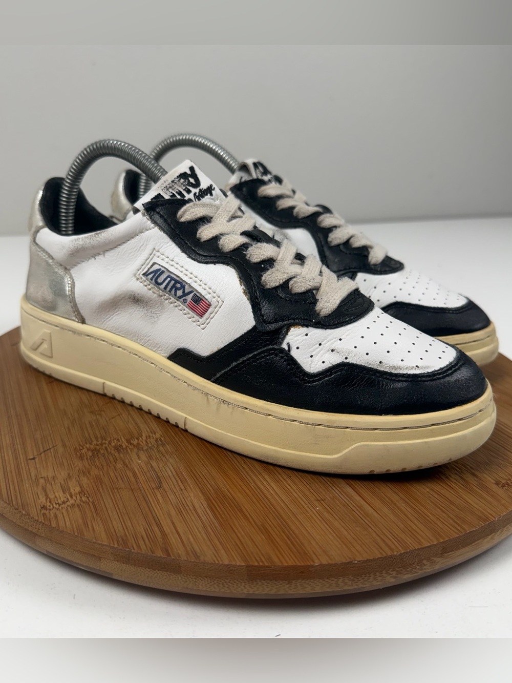 Autry Medalist Low-Top Sneakers - White & Black